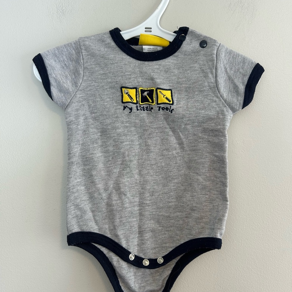 Stanley 3/6m grey embroidered little tool short sleeve onesie